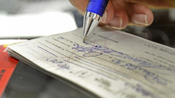 Segundo o Banco Central, enquanto o volume de cheques emitidos caiu pouco menos de 80% em 14 anos