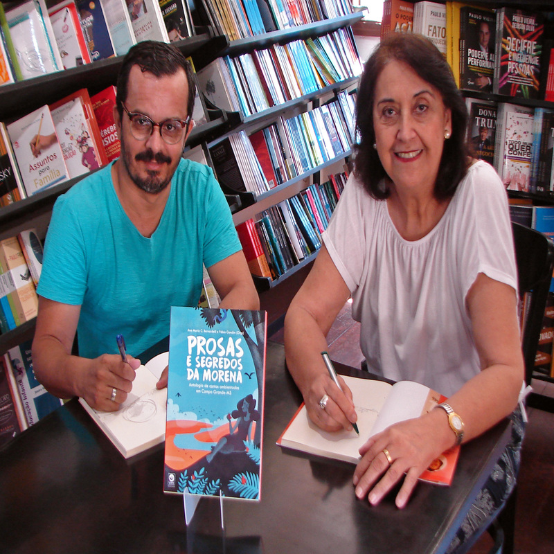 A obra foi idealizada pelos escritores Ana Maria Bernardelli e Fábio Gondim, que uniram forças para selecionar os melhores textos com o objetivo de homenagear o autor sul-mato-grossense Paulo Coelho Machado