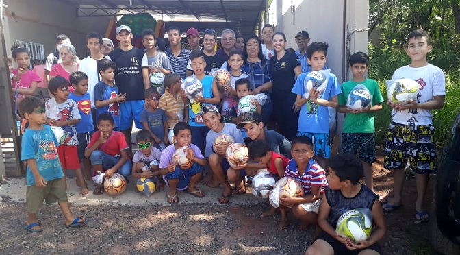 O projeto atende cerca de 50 crianças, de 6 meses a 11 anos, dos bairros Jardim Jacy, Nha-Nhá, Pro-Morar, Guanandi, Leblon e proximid