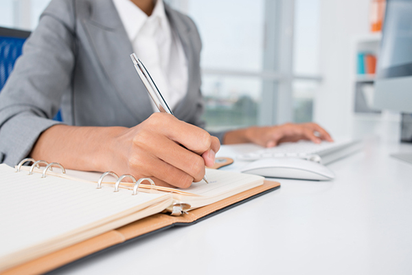 Entre as oportunidades, está o curso Assistente Administrativo, com 160 horas/aula