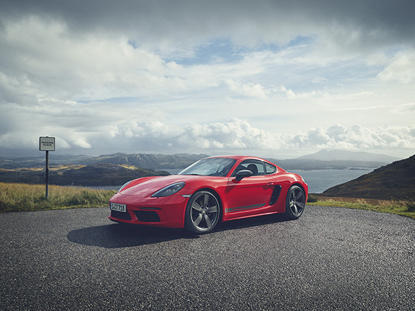 A Porsche está oferecendo tanto a versão Boxster como a Cayman com câmbio manual de seis velocidades