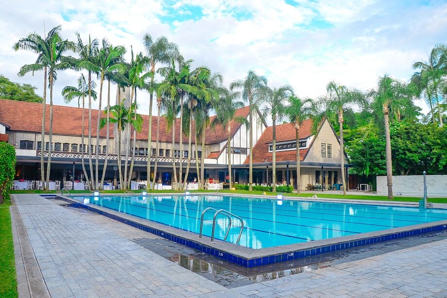 A festa de entrada do ano novo na Hípica Paulista será elegante e descontraída no salão nobre do clube e à beira da piscina do clube