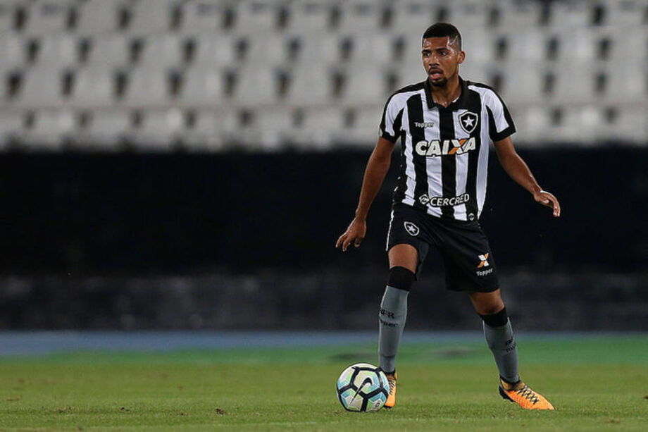 Matheus Fernandes em ação pelo Botafogo.