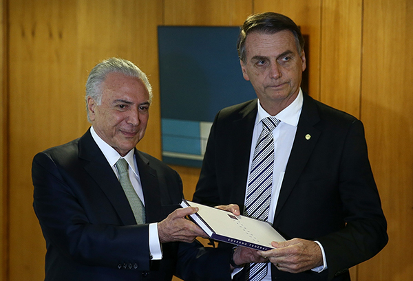A lei de transição de governo, de 2002, prevê que as propostas orçamentárias nos anos de eleição presidencial devem prever recursos especificamente para a equipe de transição
