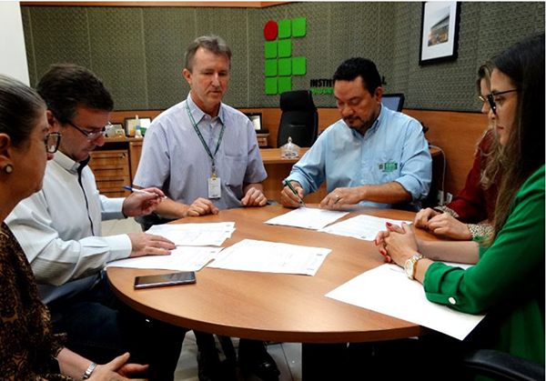 Equipes do IFMS e do Governo de MS presentes na assinatura do curso de pós-graduação latu sensu em Educação Sanitária e Comunicação em Agropecuária.