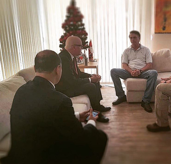 Recebendo o cubano Orlando Gutierrez, um dos principais denunciantes das atrocidades cometidas pela ditadura daquele país, diz a legenda da foto