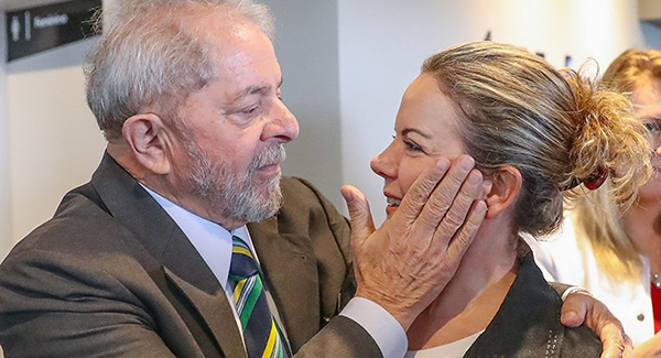 De acordo com a senadora, Lula é a antítese do atual governo, que teria sido eleito apenas para defender uma parcela minoritária da sociedade
