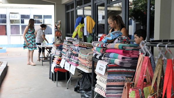 De acordo com a coordenadora das Incubadoras Municipais, Edna Antonelli a Feira de Artesanato é o resultado da seleção das Incubadoras do bairro Zé Pereira, com artesanato e do bairro Santa Emília