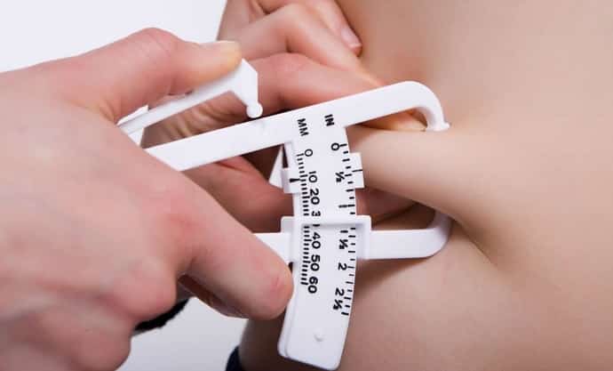 A análise deve conter anamnese completa, fatores de risco para cardiopatia, classificação de risco e sintomas e sinais sugestivos de doenças cardiovasculares e pulmonares