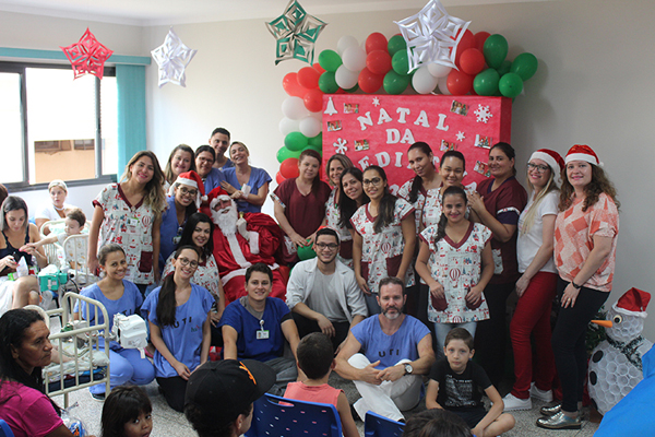 Numa sala com decoração especial, a maioria das 20 crianças internadas na Pediatria se acomodou para esperar o Papai Noel, que chegou trazendo presentes, animação e votos de um novo ano com muita saúde para os pequenos