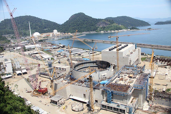 Projeto do período militar, Angra 3 começou a ser construída em 1984, mas as obras foram paralisadas em 1986
