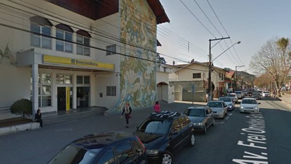 Segundo a Polícia Militar, a ação dos criminosos começou por volta das 3h nas agências bancárias do Banco do Brasil, Bradesco, Santander e Sicred