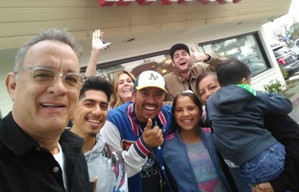 Não demorou para que as fotos viralizassem nas redes sociais, rendendo elogios à generosidade do astro de filmes como Forrest Gump e Apollo 13