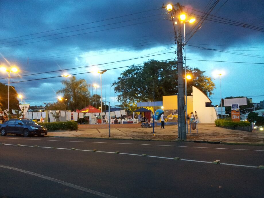 A praça, localizada na região central de Campo Grande é coordenada pela Associação dos Artesãos da Praça dos Imigrantes (API) em parceria com Secretaria Municipal de Cultura e Turismo