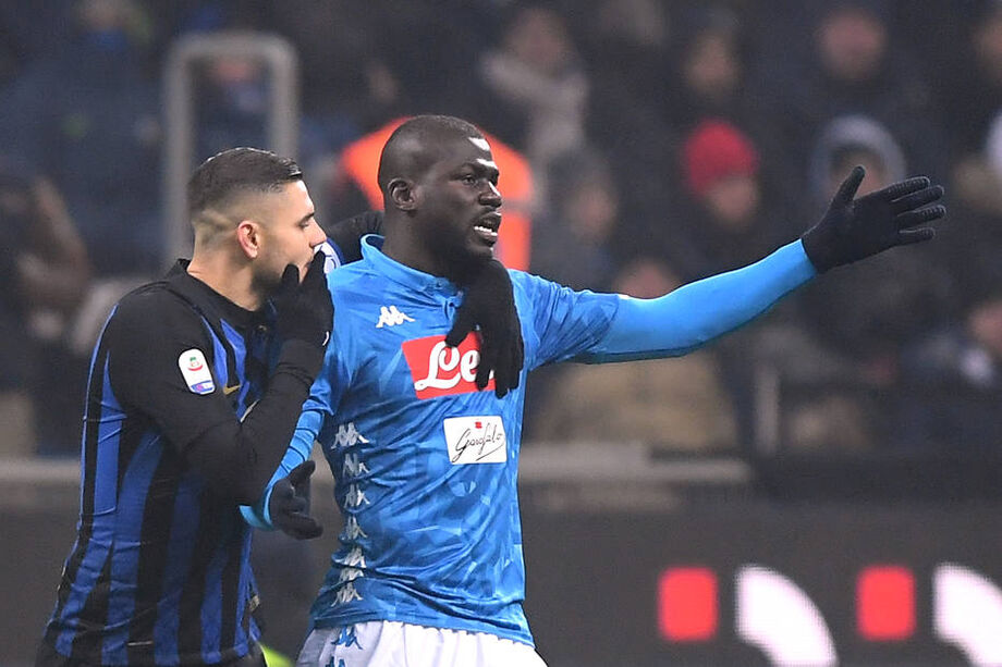 Koulibaly é alvo de manisfestações racistas da torcida em jogo com a Inter.