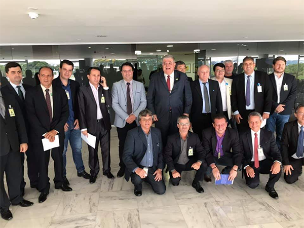 André Nezzi e outros prefeitos de Mato Grosso do Sul após reunião com o ministro Carlos Marun, em Brasília, na quinta-feira (27)