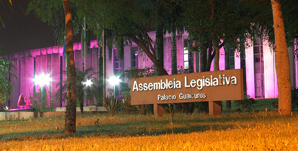 Foram aprovadas 1.104 propostas, entre Projetos de Lei (645), Projetos de Resolução (338), Decretos Legislativos (49), Leis Complementares (55) e Emendas Constitucionais (17)