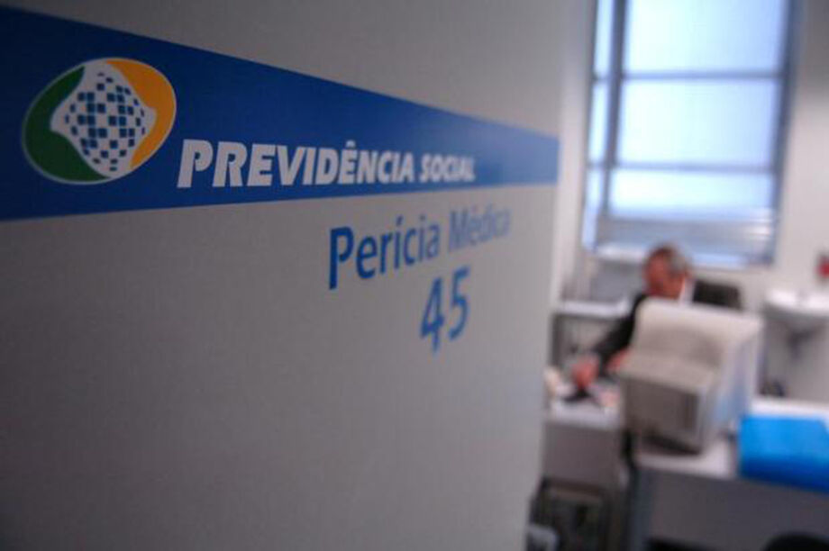 O BPC tem o valor de um salário mínimo e é pago mensalmente a idosos acima de 65 anos e pessoas com deficiência que possuem renda familiar de até ¼ do salário mínimo