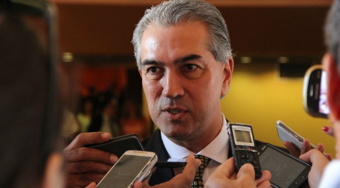 Após ser empossado, ele passa a tropa da Polícia Militar em revista e segue para o Centro de Convenções Arquiteto Rubens Gil de Camillo