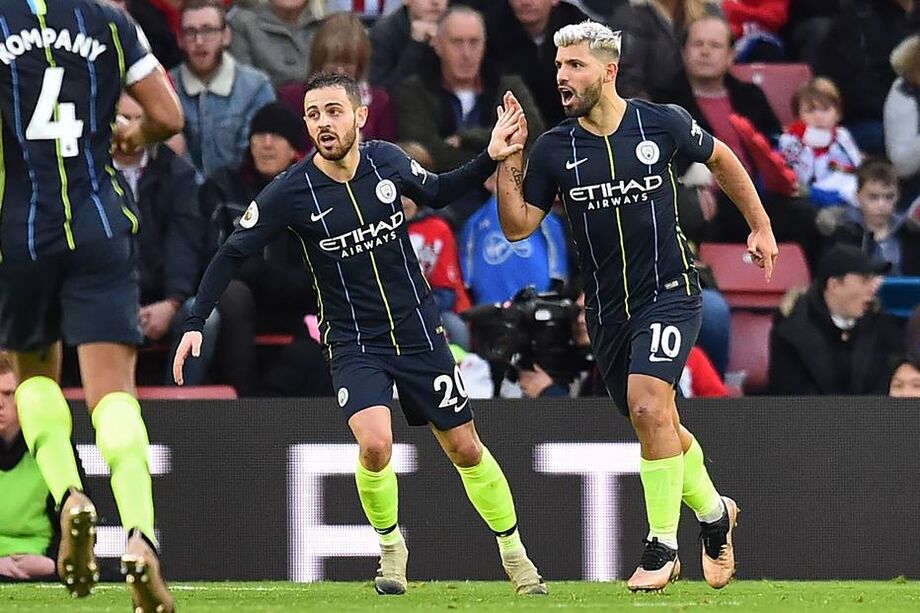 Aguero comemora após marcar o terceiro gol do Manchester City.