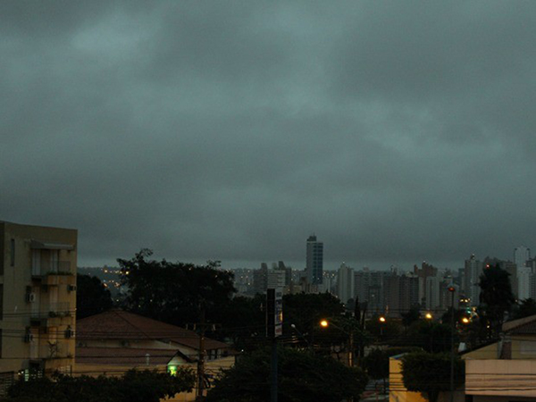 A umidade relativa do ar pode cair para 45% e a temperatura oscila de 21ºC a 37ºC com vento fraco a moderado com rajadas