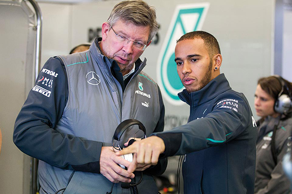 Para Brawn, o ponto excepcional de Hamilton no ano foi em Cingapura, onde era esperado que a Mercedes fosse ser o terceiro melhor carro e Hamilton se superou