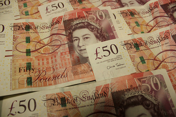 Ao longo do dia na Europa, a libra mostrou força em relação ao dólar, o que tende a pressionar ações de exportadoras britânicas