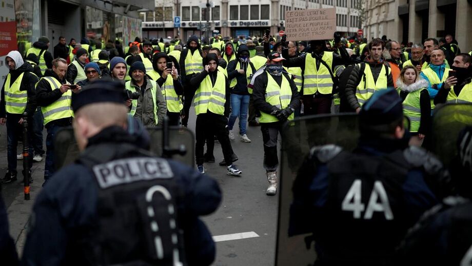 A polícia parisiense montou um perímetro de segurança na área, com inspeção em bolsas, proibição de álcool e restrições ao tráfego