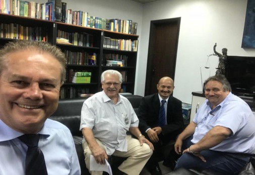 Os desembargadores Marcos Rodrigues, Odemilson Fassa e Emerson Cafure, e ao centro, os juízes aposentados Joviano Caiado e Jurandir Brito