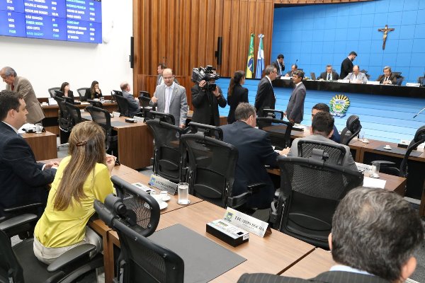 Deputados na sessão desta terça-feira; projetos do Executivo foram apresentados hoje