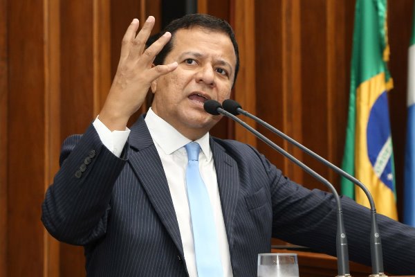 Deputado Amarildo Cruz foi o primeiro à subir na tribuna para questionar o futuro do país