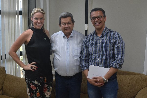 Deputado estadual Onevan de Matos reunido com juiz federal Márcio Alexandre da Silva e superintendente Viviane Lacerda Nogueira