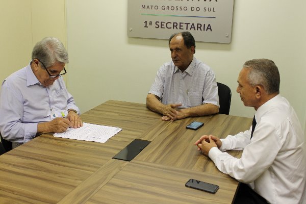 Assinatura do Termo de Doação; no centro, o deputado Zé Texeira