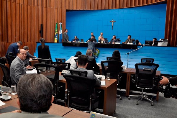 Deputados durante sessão desta terça-feira