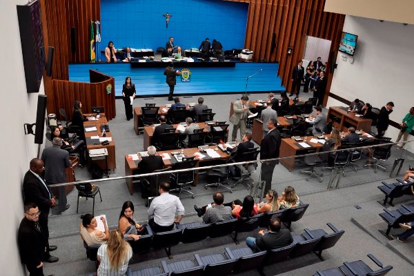 Deputados analisaram 23 projetos durante uma sessão ordinária e duas extraordinárias