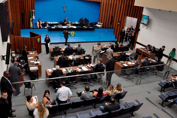 Sessão da última terça-feira, quando foram aprovados os dois projetos