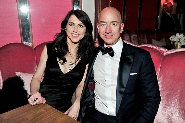 O anúncio do divórcio, de acordo com o tabloide New York Post, ocorreu após Bezos perceber que seu adultério seria divulgado
