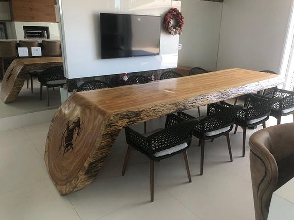 De design puramente orgânico, a mesa projetada pelo atelier foi batizada sob o nome curioso de cascata