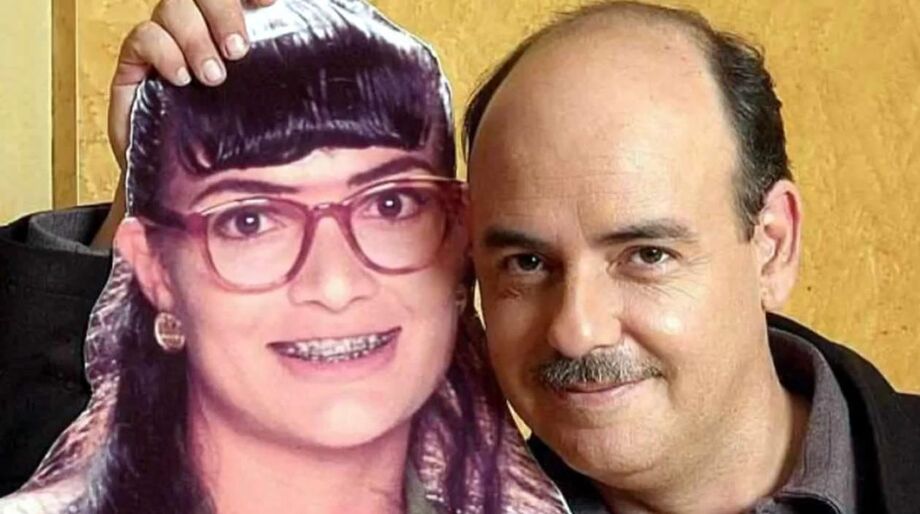 Há dois anos, Fernando Gaitán fez uma releitura de Betty, a Feia para o teatro. Os atores eram os mesmos da televisão e a peça saiu em turnê por vários países da América Latina