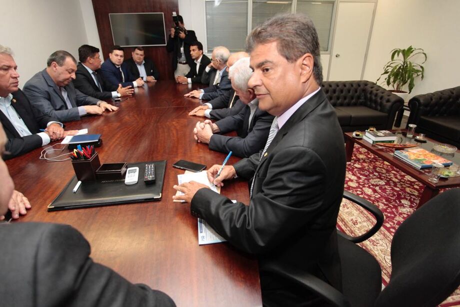 O senador Nelsinho Trad deixa o PTB