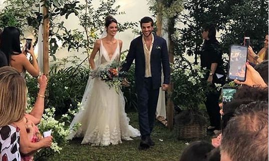 Na cerimônia deste sábado, Chay e Laura receberam amigos, familiares e artistas como Ingrid Guimarães, Alice Wegmann, João Vicente de Castro e Emílio Dantas. Sasha Meneghel, filha de Xuxa, e o namorado Bruno Montaleone também marcaram presença na festa