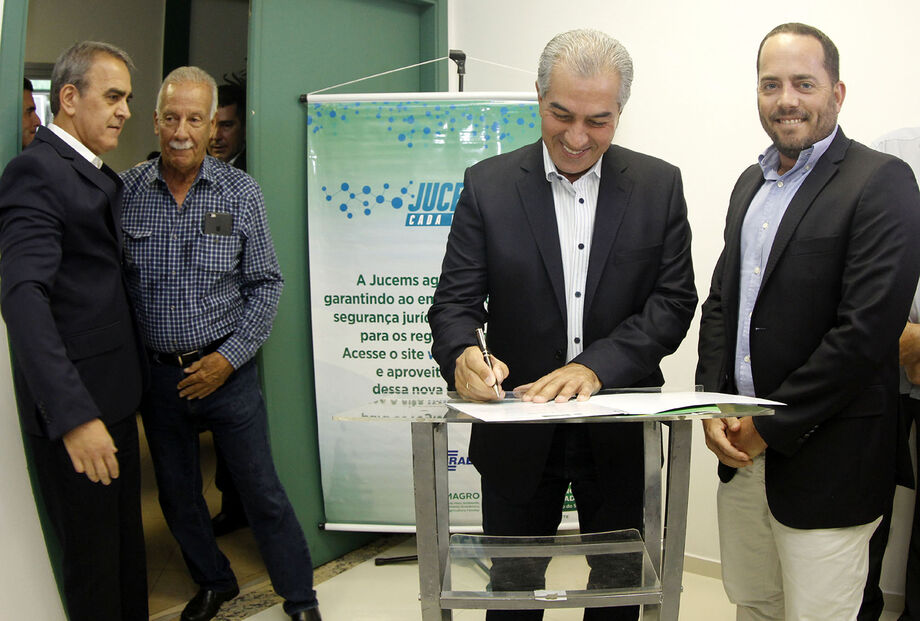 Ao empossar a nova diretoria e o Colegiado de Vogais da Jucems, Reinaldo Azambuja destacou a simplificação da Jucems nos últimos anos