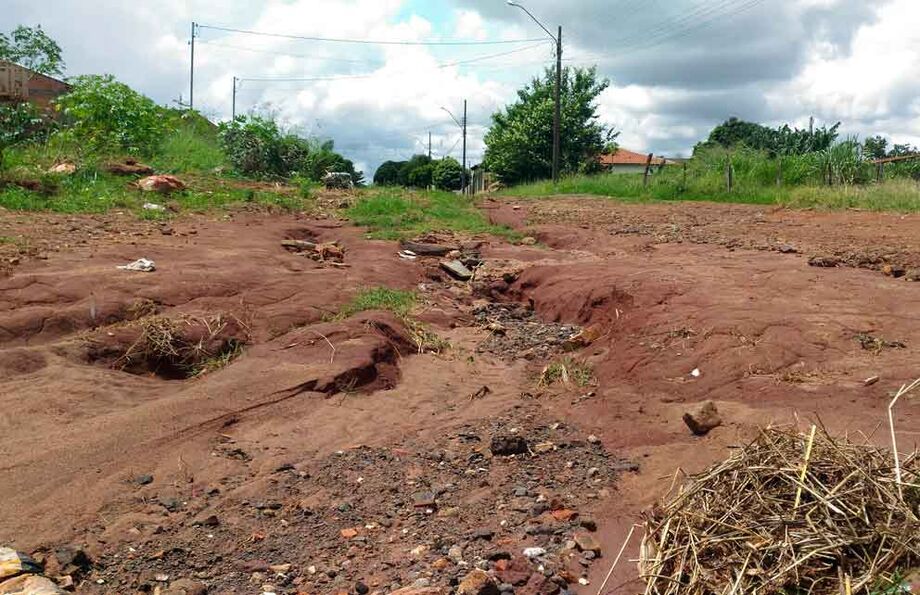 O parlamentar salientou também que outro fator que agravou a atual condição daquelas vias foram as últimas chuvas, havendo a formação de novos buracos