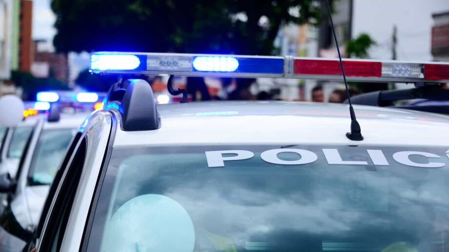 Cinco pessoas, entre elas o diretor de uma rádio e um policial militar, foram mortas entre a noite de sábado, 9, e a madrugada deste domingo, 10, em cidades da fronteira do Brasil com o Paraguai