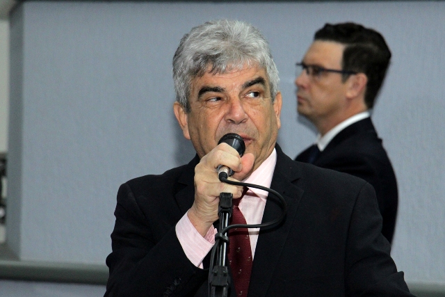 Parlamentar ressalta que esses carros se tornam problema para saúde pública