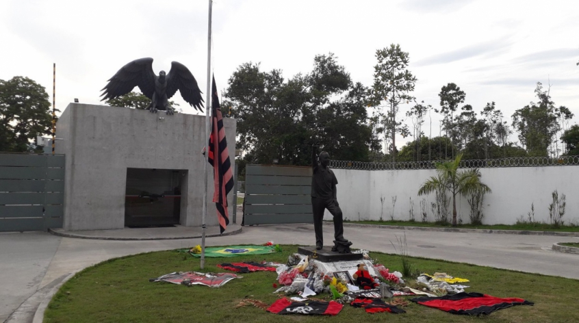 No incêndio, ocorrido no dia 8 deste mês em um dos alojamentos do Centro de Treinamento George Helal, popularmente conhecido como Ninho do Urubu, morreram 10 jogadores da categoria de base do Flamengo