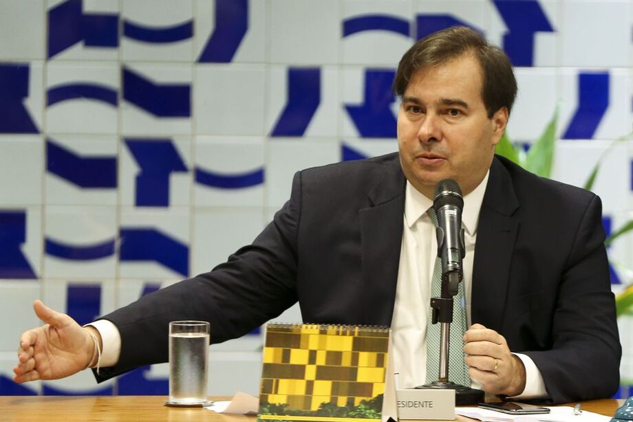 Nem mesmo o anúncio de que nos próximos dias o Executivo criará uma plataforma virtual, na qual deputados e senadores da base aliada poderão fazer indicações para o segundo escalão, serviu para acalmar os parlamentares