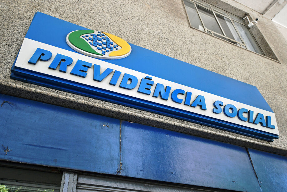 Nesses casos, o trabalhador mantém o direito a aposentar-se pelos critérios presentes, mesmo que uma emenda à Constituição entre em vigor