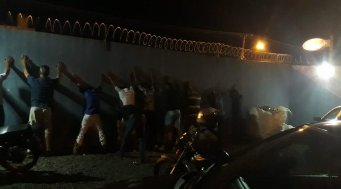 Foram abordadas, nessa ação conjunta, 203 pessoas em atitudes suspeitas, 77 veículos (carros e motos) e confeccionados 2 autos de infração