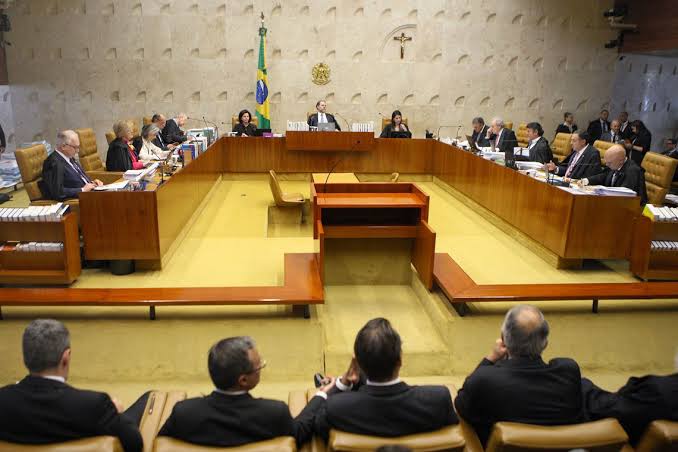 O Supremo suspendeu em 2002, por unanimidade, trechos da lei que permitiam a redução de salário